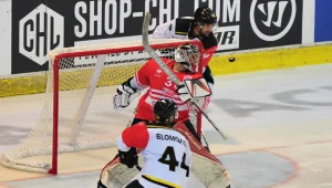 Bramkarz Comarch Cracovii Rafał Radziszewski w meczu z Brynaes IF