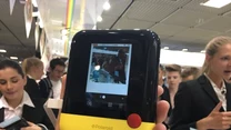 Polaroid POP to ciekawy aparat do wykonywania natychmiastowych zdjęć, a także kręcenia krótkich filmików i tworzenia GIF-ów. Szkoda, że jego cena to 250 euro.