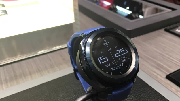 Samsung Gear Sport to smartwatch dla fanów sportu. Jeżeli raz go ubierzecie, nigdy więcej nie pójdziecie na siłownię bez niego.