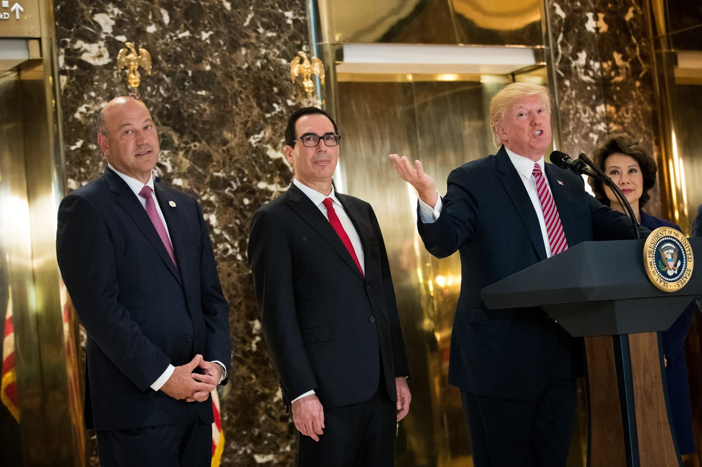 Trzech miliarderów obniży podatki innym miliarderom: Gary Cohn, Steven Mnuchin i Donald Trump Trzech miliarderów obniży podatki innym miliarderom: Gary Cohn, Steven Mnuchin i Donald Trump