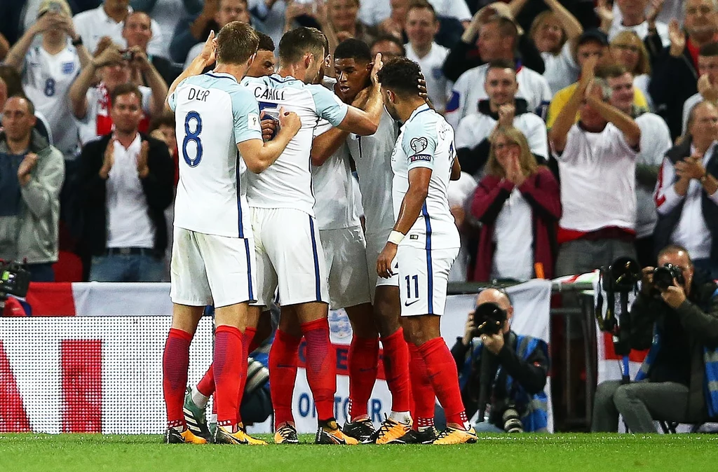 Marcus Rashford (przodem) miał udział przy wszystkich golach, które padły na Wembley