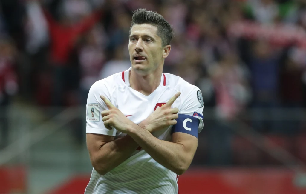 Robert Lewandowski celebruje trafienie z rzutu karnego Robert Lewandowski celebruje trafienie z rzutu karnego