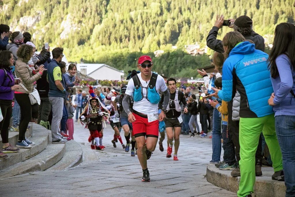 Marcin Świerc biegnie po podium CCC UTMB