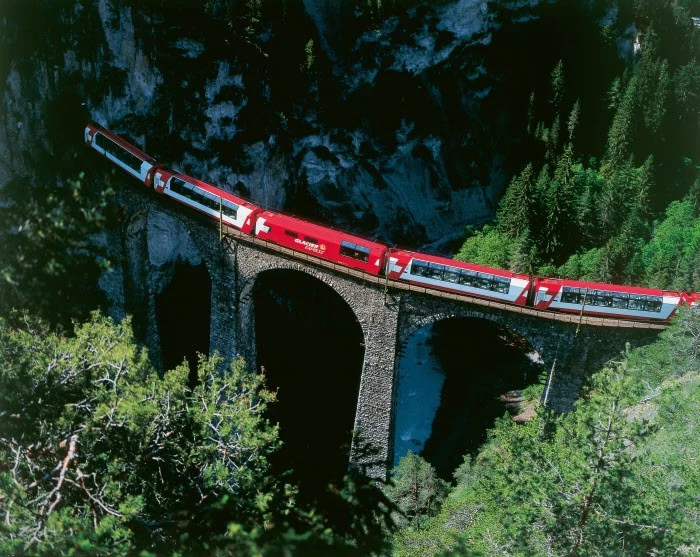 Fot. 1 Ekspres Lodowcowy. Copyright by Rhaetische Bahn By-line: swiss-image.ch/Christof Sonderegger