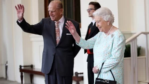 Królowa Elżbieta II: perły, rękawiczki i torebka - ważne elementy ubioru