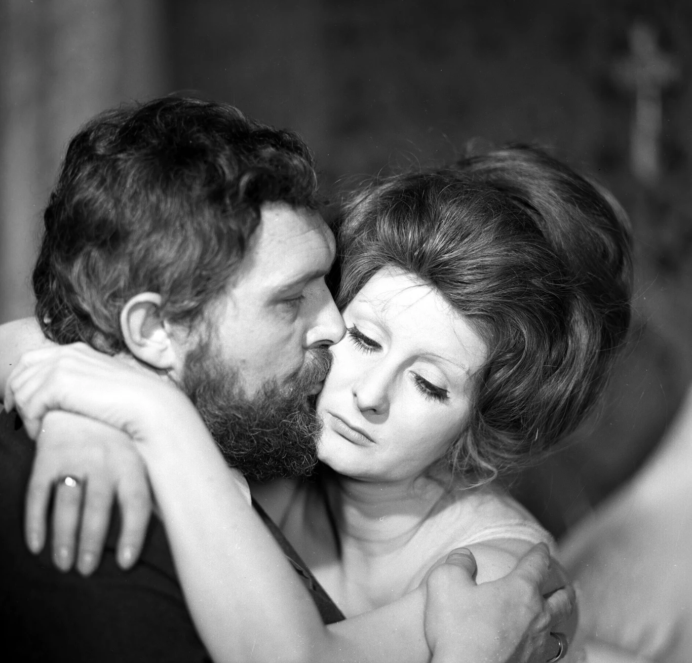 Z pewnością najbardziej znaną filmową kreacją Jerzego Bińczyckiego jest rola Bogumiła Niechcica w "Nocach i dniach" (1975), zrealizowanej przez Jerzego Antczaka ekranizacji prozy Marii Dąbrowskiej. Reżyser długo nie mógł zdecydować, komu powierzyć rolę Niechcica.
"Basia Ptak, kostiumolog, powiedziała mi, że zna aktora, który ma dwa metry wzrostu, okrągłą twarz i nazywa się Bińczycki. Pojechałem do Krakowa, obejrzałem spektakl, w którym grał i zaprosiłem go na kolację. Nie chciał się zgodzić. Ostatecznie dał się przekonać" - wspominał po latach Antczak.
"Lubię Bogumiła, ale wierzę, że ta najważniejsza rola jeszcze przede mną" - mówił w wywiadach aktor.
W 1977 roku obraz był nominowany do Oscara w kategorii najlepszy film nieanglojęzyczny.
Na zdjęciu: Jerzy Bińczycki i Jadwiga Barańska w serialu "Noce i dnie" 