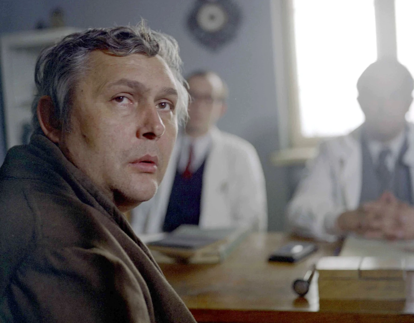 Po roli w "Nocach i dniach" i serialowej wersji filmu Jerzy Bińczycki z powodzeniem kontynuował karierę aktorską. W latach 70. i 80. XX wieku zagrał m.in. w europejskiej koprodukcji "Dagny" (1976), "Zaklętym dworze" (1976) i "Podróży do Arabii" (1979) Antoniego Krauzego, "Zaległym urlopie" (1978) Janusza Zaorskiego, głośnym obrazie "Szpital przemienienia" (1978) Edwarda Żebrowskiego oraz znakomitym serialu Andrzeja Wajdy i Edwarda Kłosińskiego "Z biegiem lat, z biegiem dni..." (1980), w którym wcielił się w Felicjana Dulskiego.
Na zdjęciu: Jerzy Bińczycki w filmie "Szpital przemienienia".