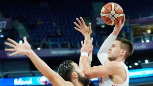 Mateusz Ponitka (z piłką)