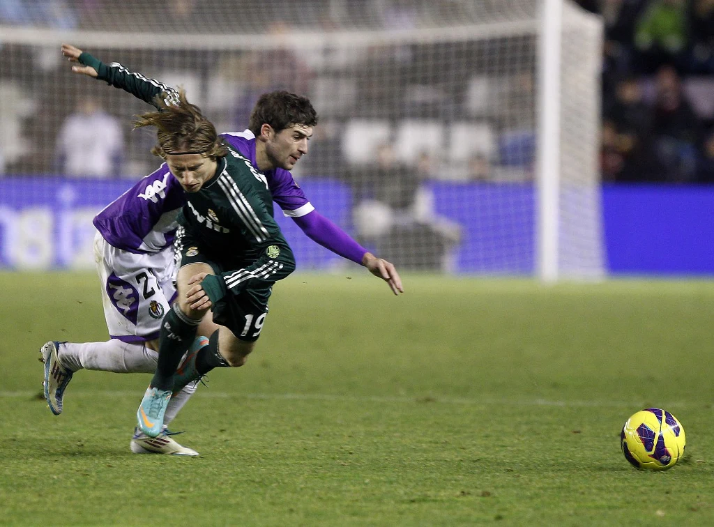 Victor Perez w La Liga rywalizował z najlepszymi piłkarzami na świecie. Na zdjęciu w pojedynku z Luką Modriciem z Realu Madryt Victor Perez w La Liga rywalizował z najlepszymi piłkarzami na świecie. Na zdjęciu w pojedynku z Luką Modriciem z Realu Madryt