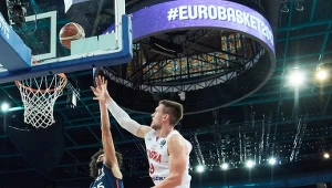 Mateusz Ponitka (biały strój) podczas meczu z Francją