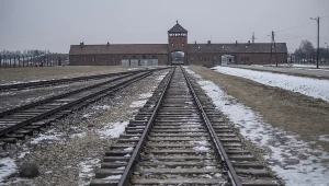 Brama wjazdowa i tory prowadzące do rampy do niemieckiego obozu Auschwitz II-Birkenau 