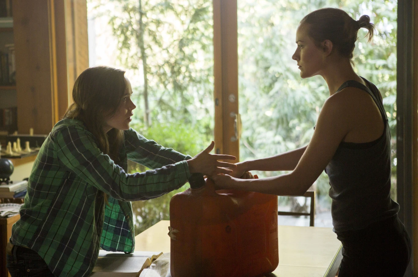 Pod koniec zeszłego roku na ekrany polskich kin wszedł thriller "Głusza". Wood i Ellen Page wcieliły się w nim w siostry mieszkające w domu oddalonym od cywilizacji. Gdy ich ojciec ginie w nieszczęśliwym wypadku, zdane są wyłącznie na siebie.