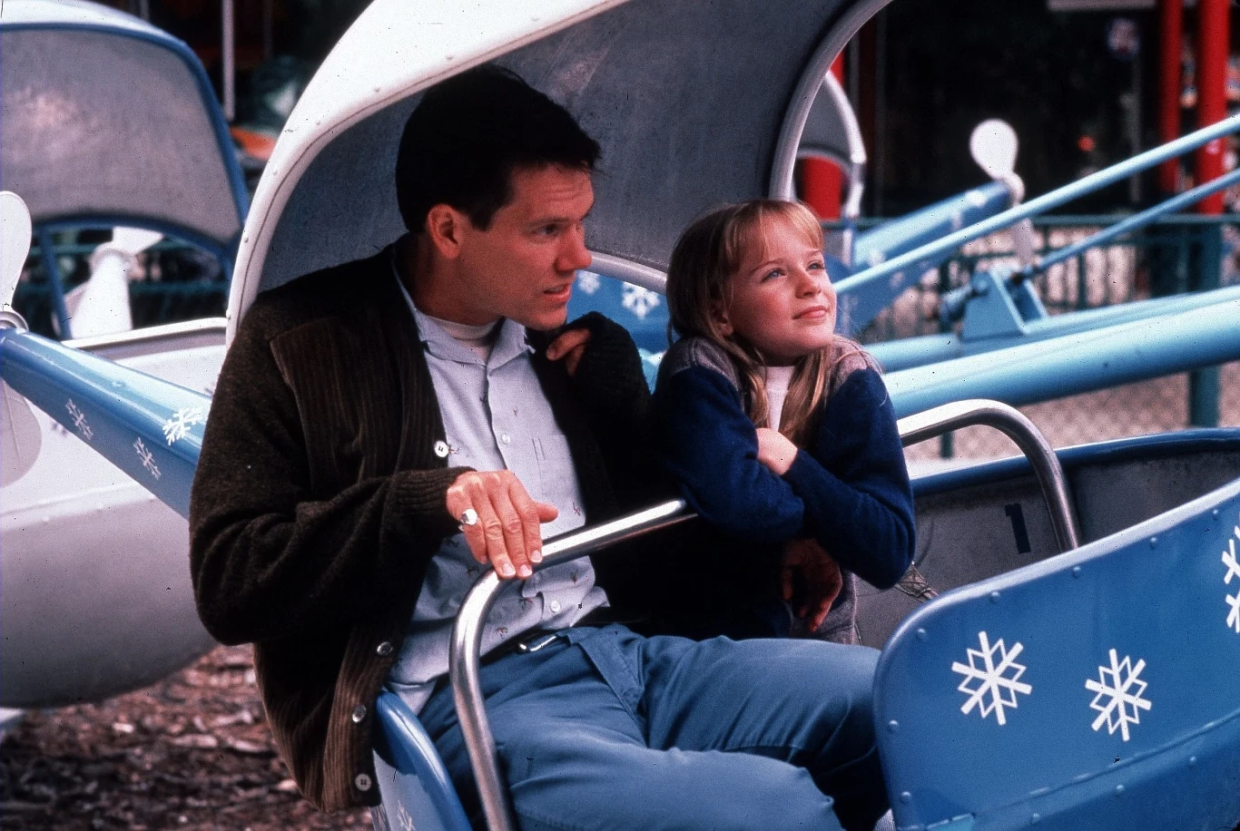 Evan Rachel Wood urodziła się dokładnie 30 lat temu w Raleigh, w Północnej Karolinie, gdzie jej ojciec prowadził teatr. Wraz ze swoimi dwoma starszymi braćmi grała w jego scenicznych produkcjach, zanim otrzymała swoją pierwszą rolę telewizyjną (w filmie "Chora krew"). Gdy miała 7 lat starała się o rolę Claudii w słynnym "Wywiadzie z wampirem" (1994) Neila Jordana, ale angaż ostatecznie otrzymała Kirsten Dunst. Po tym niepowodzeniu matka ambitnej dziewczynki postanowiła, że przeniosą się do Los Angeles, gdzie mała Evan będzie miała większe szanse na kreacje w znaczących produkcjach.
W 1998 roku Wood trafiła na duży ekran za sprawą debiutu reżyserskiego Timothy'ego Huttona zatytułowanego "Na przekór całemu światu", gdzie zagrała dziesięciolatkę, która zaprzyjaźnia się z upośledzonym umysłowo Rickiem (Kevin Bacon). W tym samym roku Evan zagrała też po raz pierwszy w superprodukcji - w "Totalnej magii" partnerowała takim gwiazdom kina, jak Sandra Bullock i Nicole Kidman.