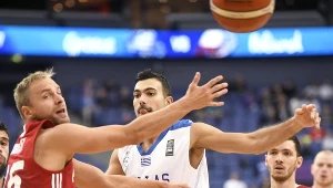 Łukasz Koszarek (z lewej) i Grek Kostas Sloukas