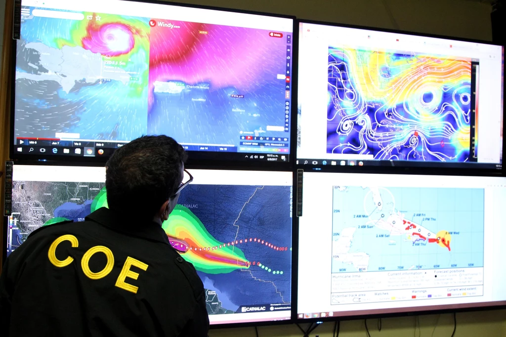 Huragan Irma przeszedł w środę nad Karaibami. Następnie uderzył w Portoryko i Dominikanę. Huragan ten uważany jest za jeden za jeden z pięciu najpotężniejszych atlantyckich huraganów w ostatnich 80 latach. Huragan Irma przeszedł w środę nad Karaibami. Następnie uderzył w Portoryko i Dominikanę. Huragan ten uważany jest za jeden za jeden z pięciu najpotężniejszych atlantyckich huraganów w ostatnich 80 latach.