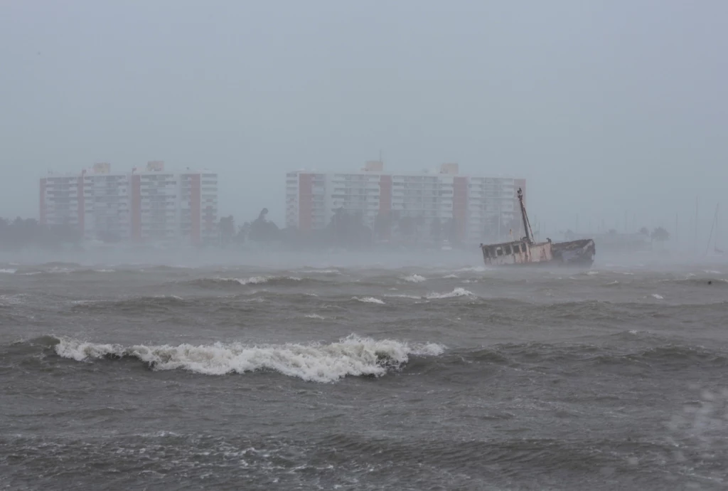Huragan Irma przeszedł w środę nad Karaibami. Następnie uderzył w Portoryko i Dominikanę. Huragan ten uważany jest za jeden za jeden z pięciu najpotężniejszych atlantyckich huraganów w ostatnich 80 latach. Huragan Irma przeszedł w środę nad Karaibami. Następnie uderzył w Portoryko i Dominikanę. Huragan ten uważany jest za jeden za jeden z pięciu najpotężniejszych atlantyckich huraganów w ostatnich 80 latach.