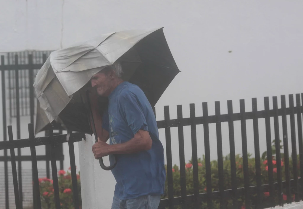 Huragan Irma przeszedł w środę nad Karaibami. Następnie uderzył w Portoryko i Dominikanę.Huragan ten uważany jest za jeden za jeden z pięciu najpotężniejszych atlantyckich huraganów w ostatnich 80 latach. Huragan Irma przeszedł w środę nad Karaibami. Następnie uderzył w Portoryko i Dominikanę.Huragan ten uważany jest za jeden za jeden z pięciu najpotężniejszych atlantyckich huraganów w ostatnich 80 latach.