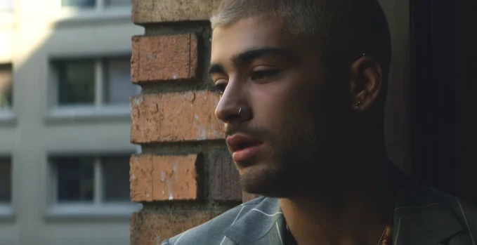 Zayn Malik z teledysku "Dusk Till Dawn" Zayn Malik z teledysku "Dusk Till Dawn"