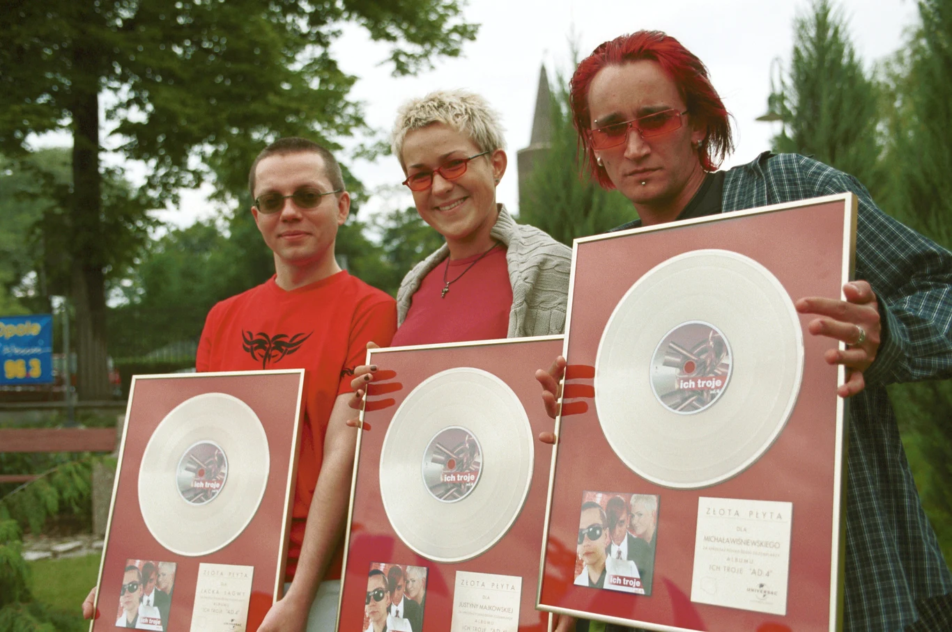 Ich Troje w 2001 r.: (od lewej Jacek Łągwa, Justyna Majkowska i Michał Wiśniewski). To wtedy ukazała się płyta "Ad. 4", która jest ich największym komercyjnym sukcesem - sprzedano ponad 680 tys. egzemplarzy. Z tego albumu pochodzą takie przeboje, jak m.in. "Powiedz" czy "Zawsze z tobą chciałbym być". Ich Troje w 2001 r.: (od lewej Jacek Łągwa, Justyna Majkowska i Michał Wiśniewski). To wtedy ukazała się płyta "Ad. 4", która jest ich największym komercyjnym sukcesem - sprzedano ponad 680 tys. egzemplarzy. Z tego albumu pochodzą takie przeboje, jak m.in. "Powiedz" czy "Zawsze z tobą chciałbym być".