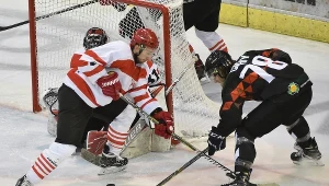 Hokeista Comarch Cracovii Patryk Wajda (C) oraz Michael Cichy (P) z GKS Tychy