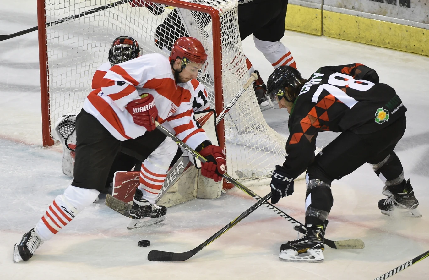 Hokeista Comarch Cracovii Patryk Wajda (C) oraz Michael Cichy (P) z GKS Tychy