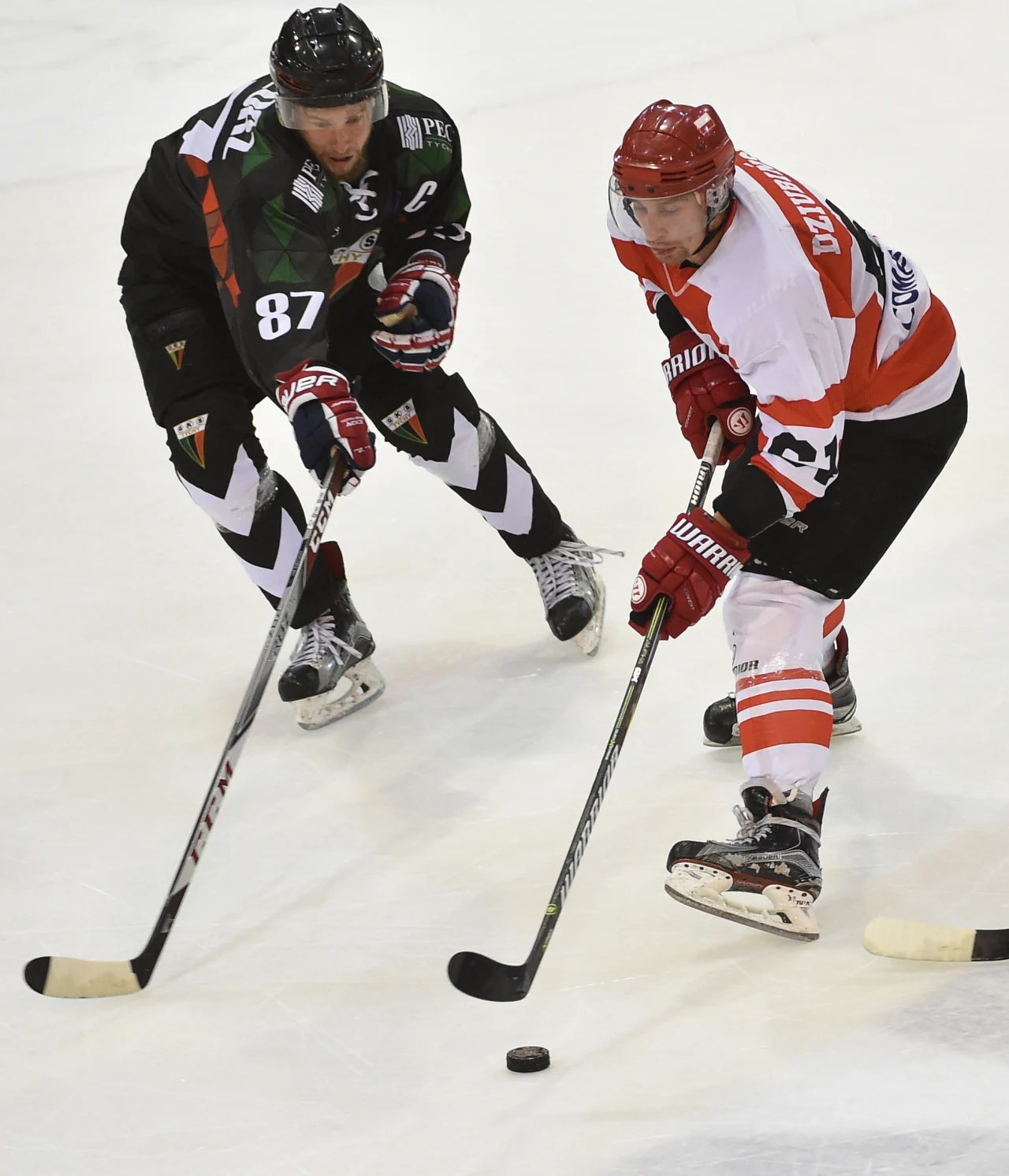 Hokeista Comarch Cracovii Krystian Dziubiński (P) oraz Michał Kotlorz (L) z GKS Tychy 