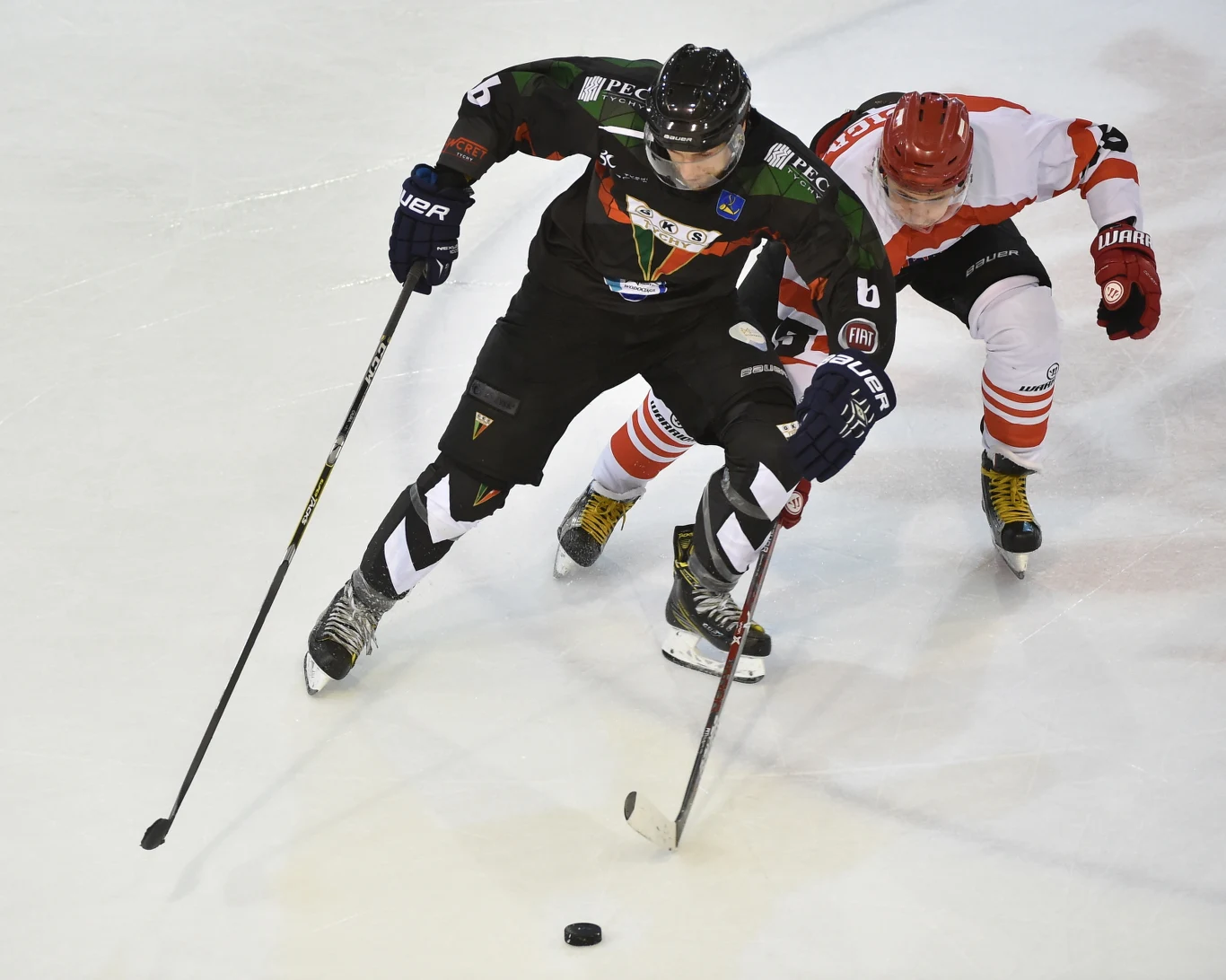 Hokeista Comarch Cracovii Damian Kapica (P) oraz Bartosz Ciura (L) z GKS Tychy