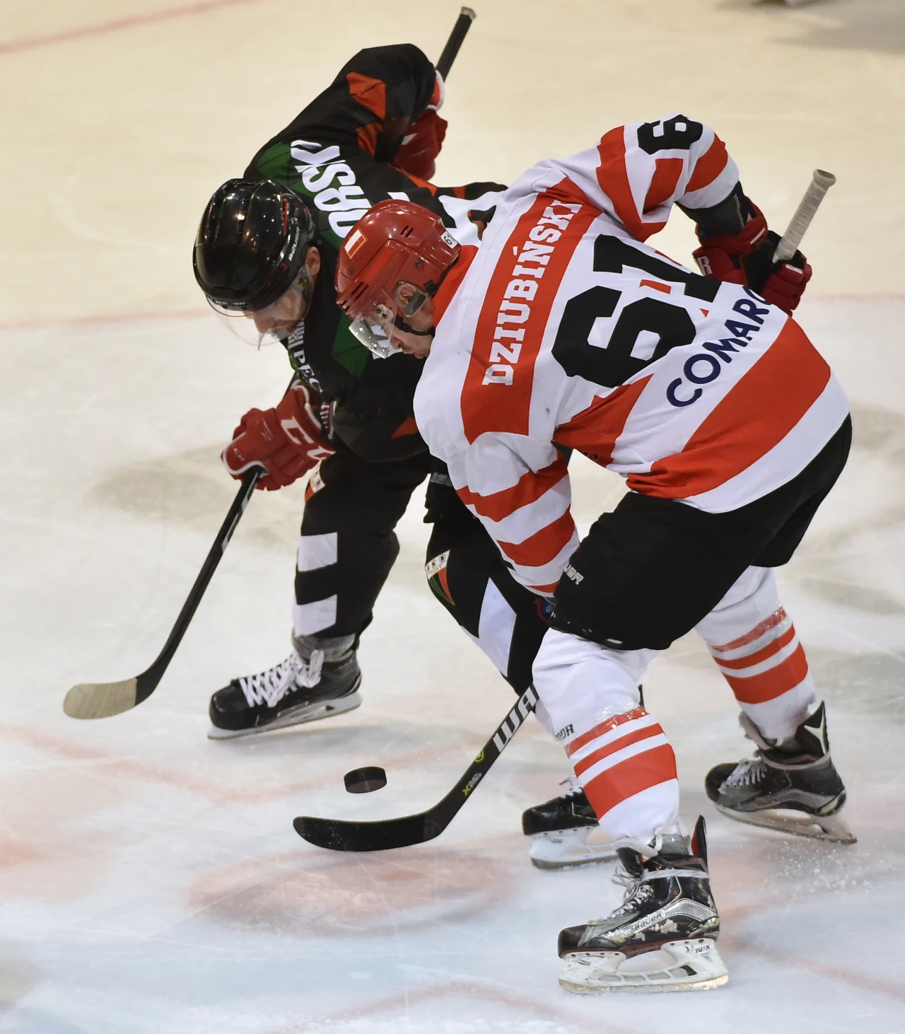 Hokeista Comarch Cracovii Krystian Dziubiński (P) oraz Filip Komorski (L) z GKS Tychy