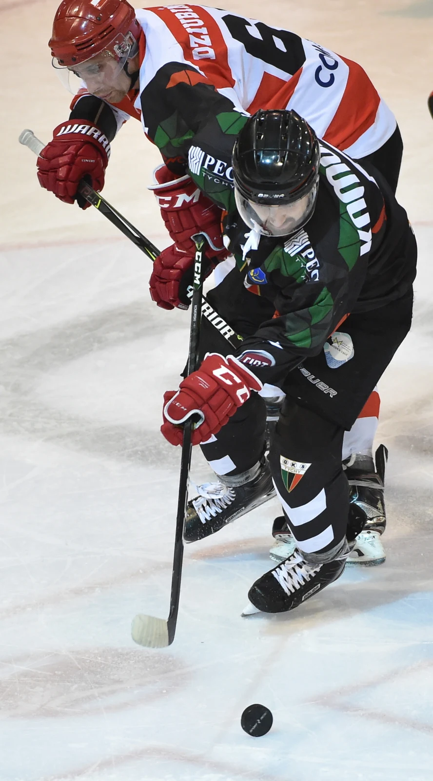 Hokeista Comarch Cracovii Krystian Dziubiński (L) i Filip Komorski (P) z GKS Tychy