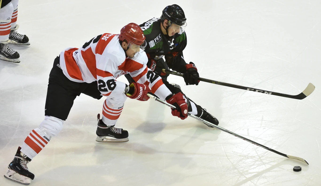 Hokeista Comarch Cracovii Maciej Kruczek (L) oraz Mateusz Gościnski (P) z GKS Tychy 