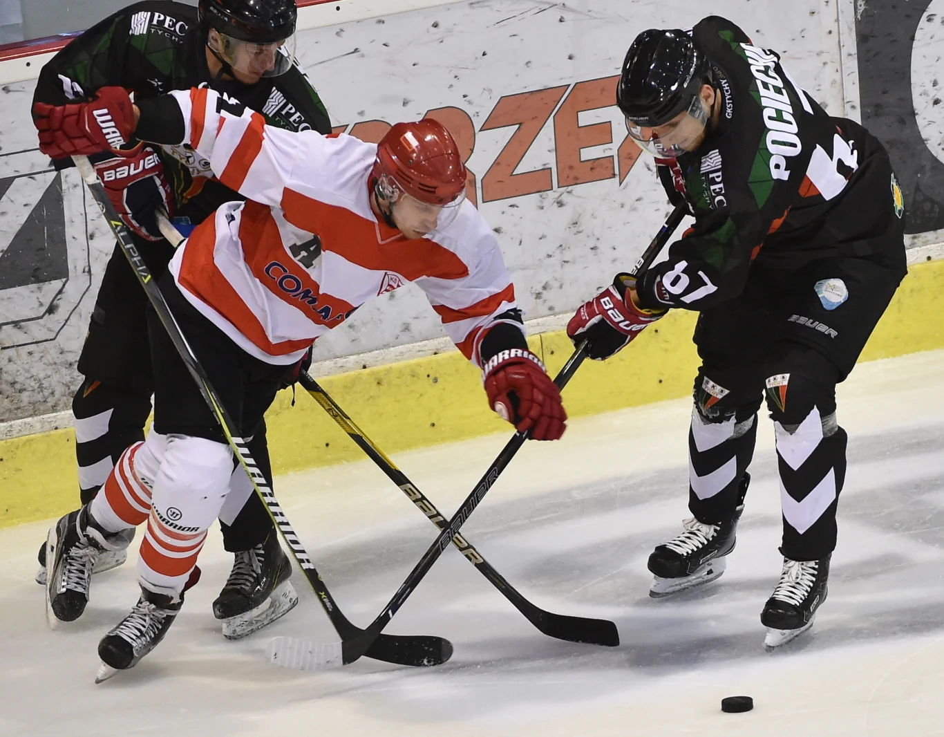 Hokeista Comarch Cracovii Maciej Urbanowicz (L) oraz Bartłomiej Pociecha (P) z GKS Tychy 