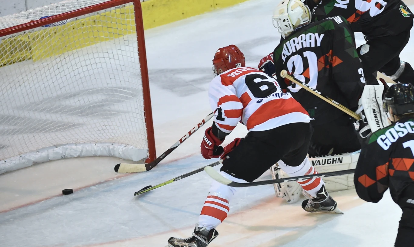 trzelający gola Krystian Dziubiński (L) z Cracovii oraz bramkarz John Murrary (P) z GKS Tychy