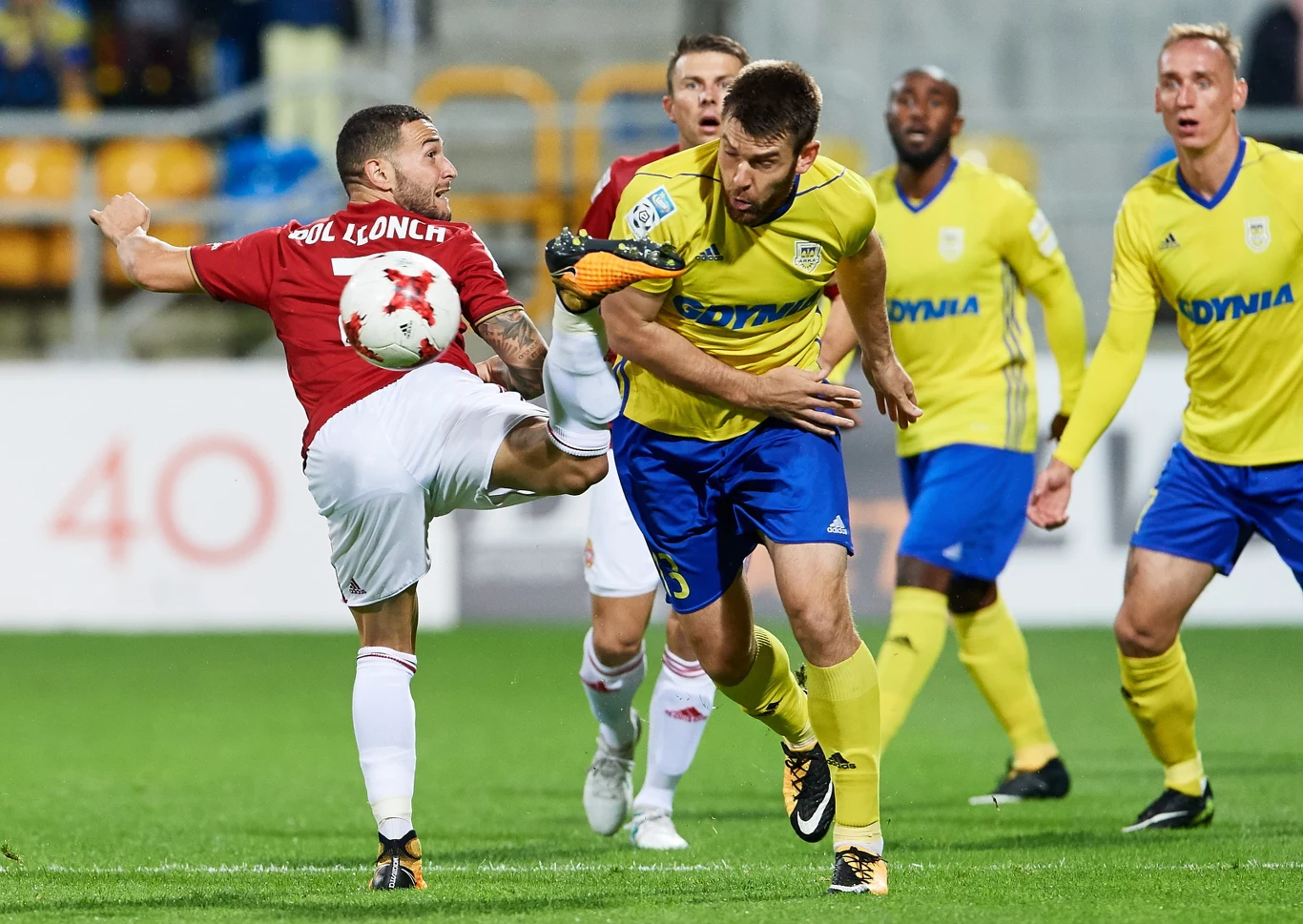 Po emocjonującym meczu Arka Gdynia pokonała 3-1 Wisłę Kraków w ósmej kolejce Ekstraklasy