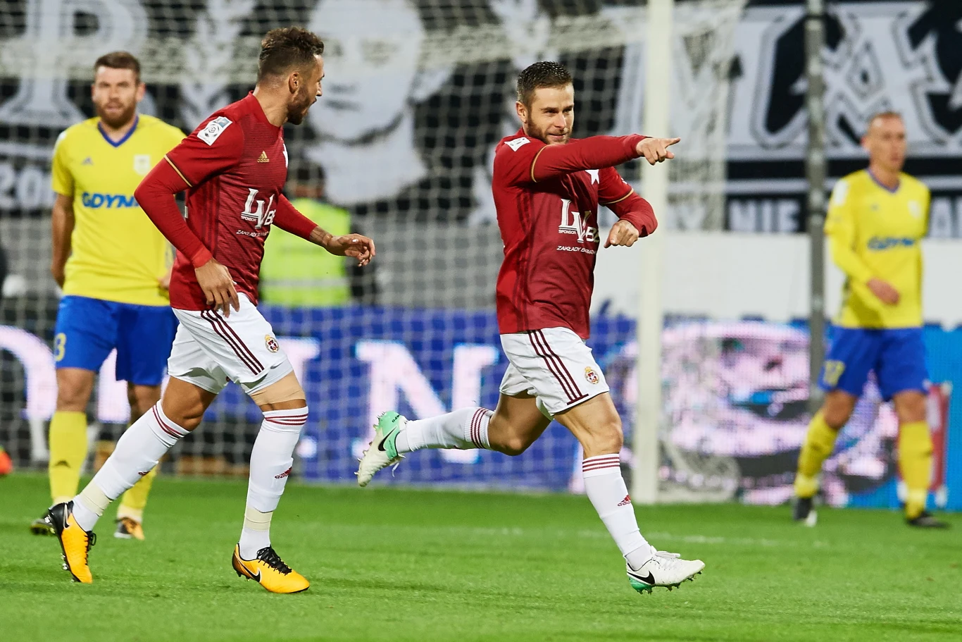 Po emocjonującym meczu Arka Gdynia pokonała 3-1 Wisłę Kraków w ósmej kolejce Ekstraklasy