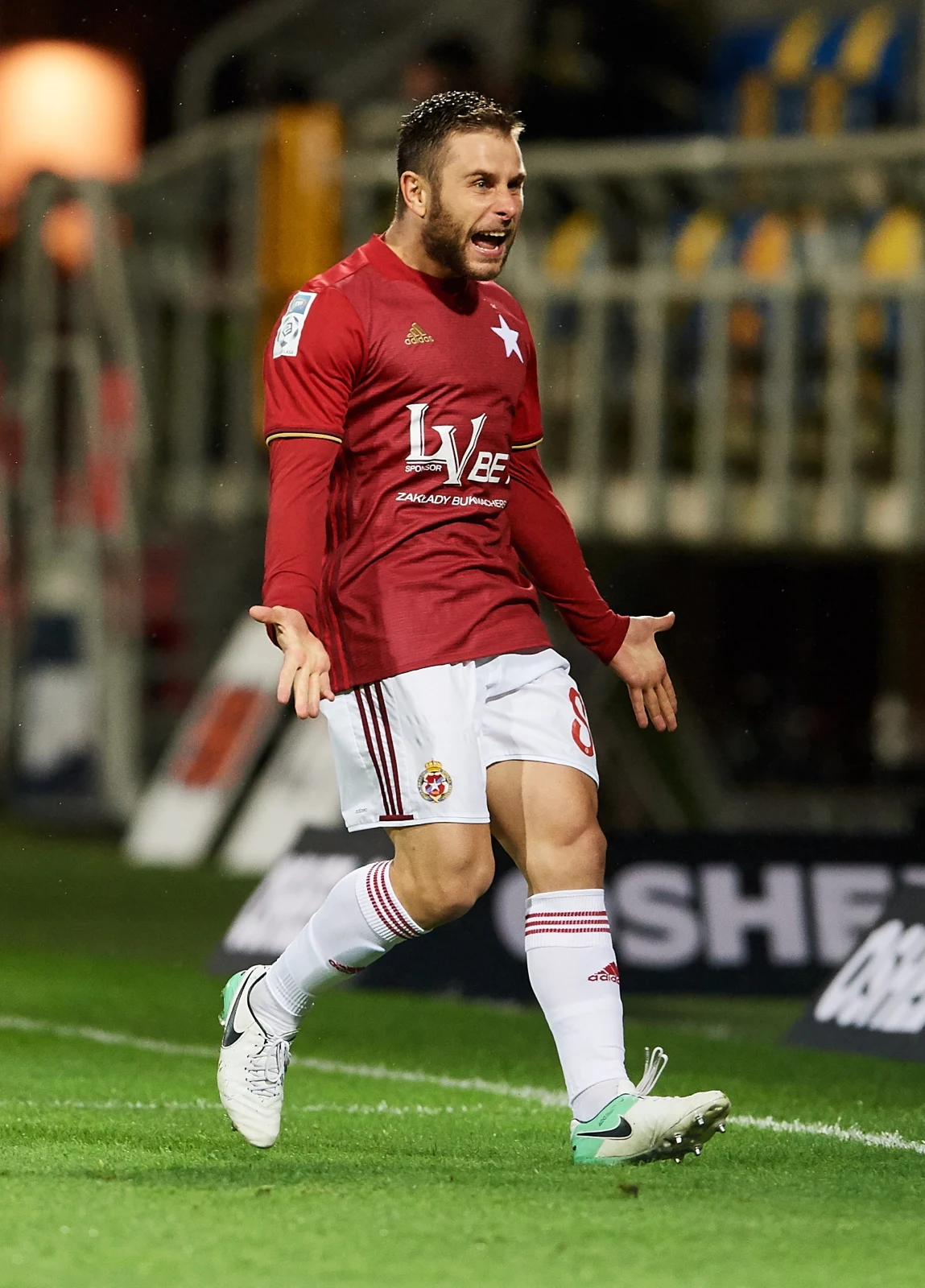 Po emocjonującym meczu Arka Gdynia pokonała 3-1 Wisłę Kraków w ósmej kolejce Ekstraklasy