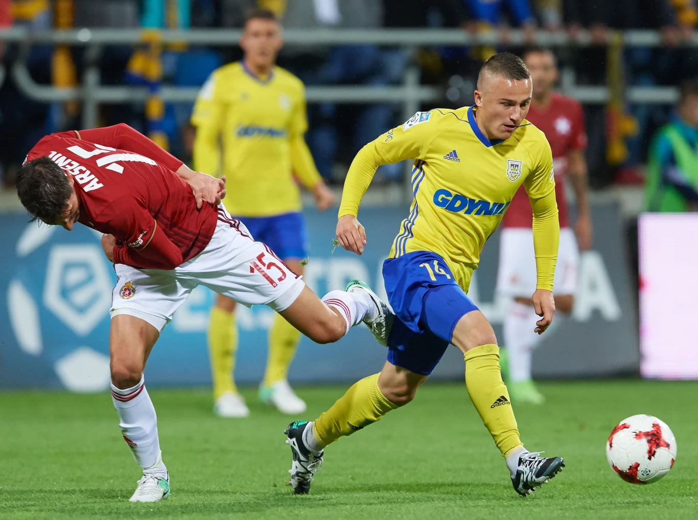 Po emocjonującym meczu Arka Gdynia pokonała 3-1 Wisłę Kraków w ósmej kolejce Ekstraklasy