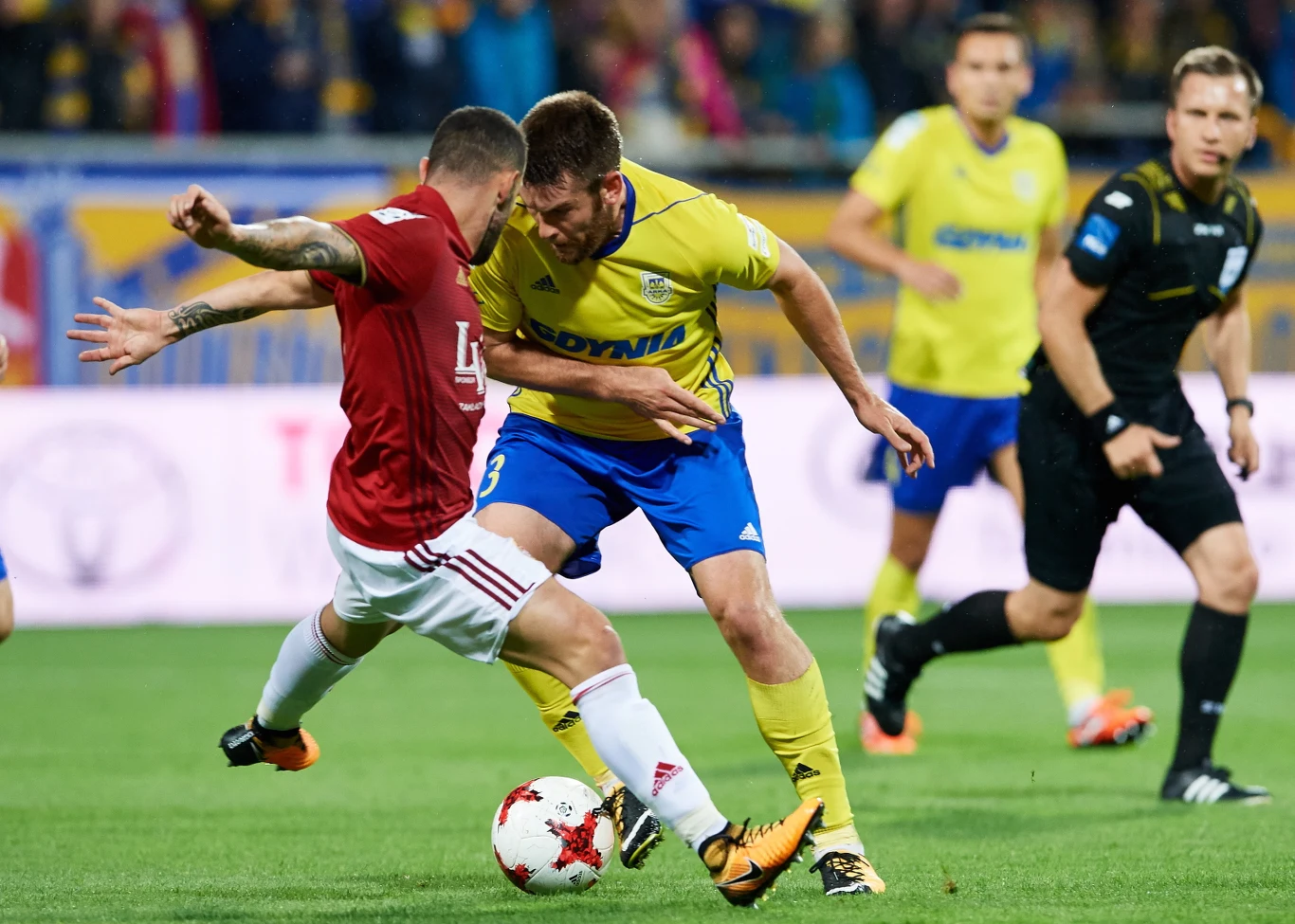 Po emocjonującym meczu Arka Gdynia pokonała 3-1 Wisłę Kraków w ósmej kolejce Ekstraklasy