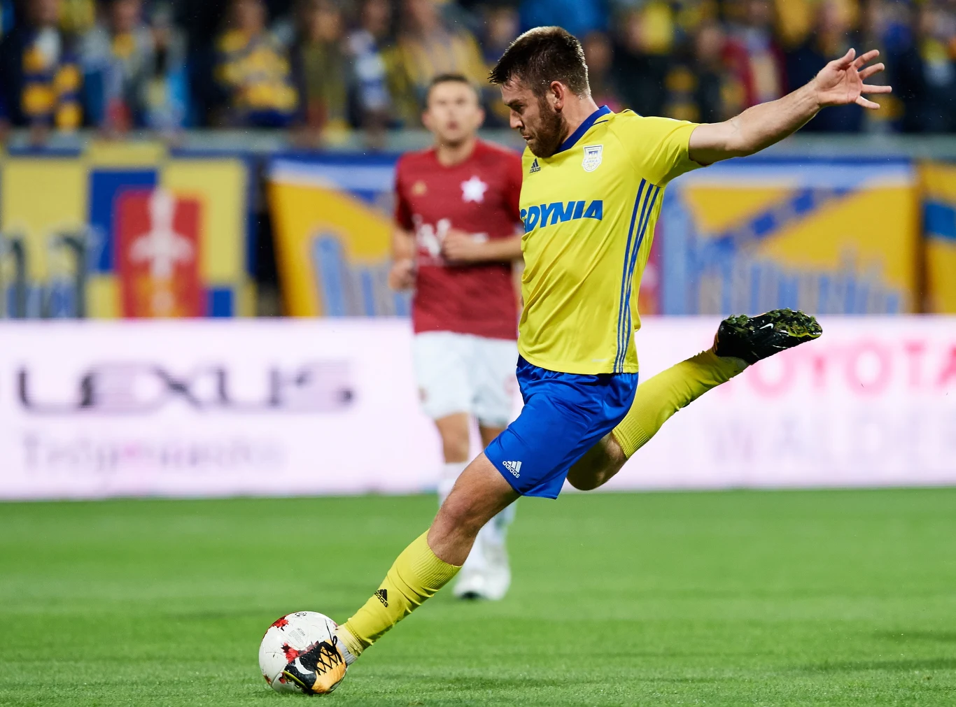 Po emocjonującym meczu Arka Gdynia pokonała 3-1 Wisłę Kraków w ósmej kolejce Ekstraklasy