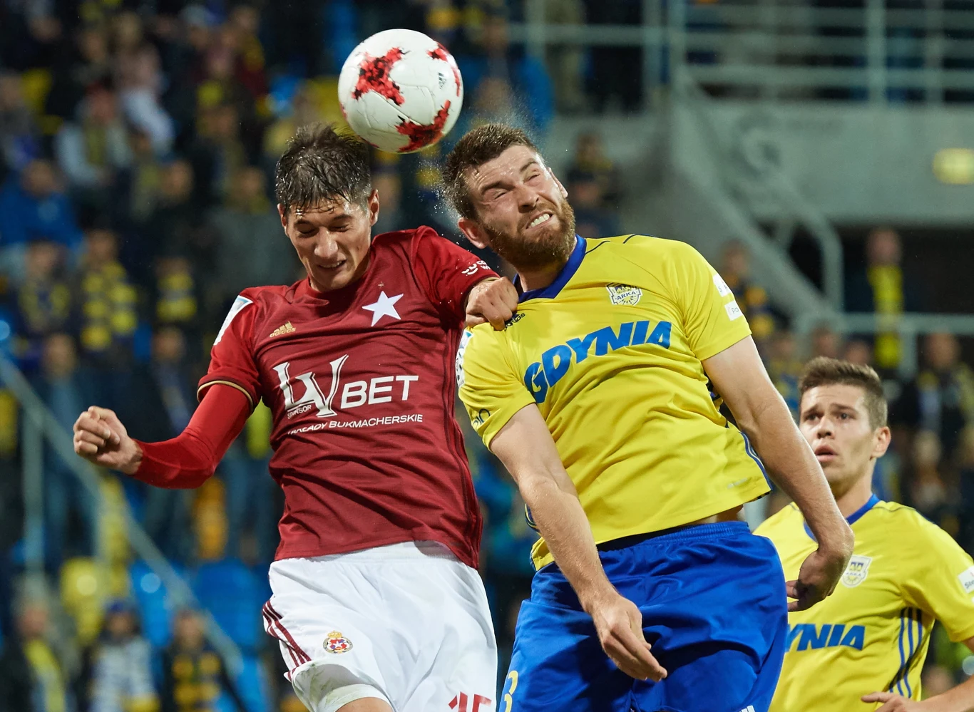 Po emocjonującym meczu Arka Gdynia pokonała 3-1 Wisłę Kraków w ósmej kolejce Ekstraklasy