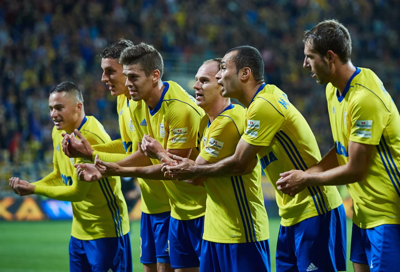 Po emocjonującym meczu Arka Gdynia pokonała 3-1 Wisłę Kraków w ósmej kolejce Ekstraklasy