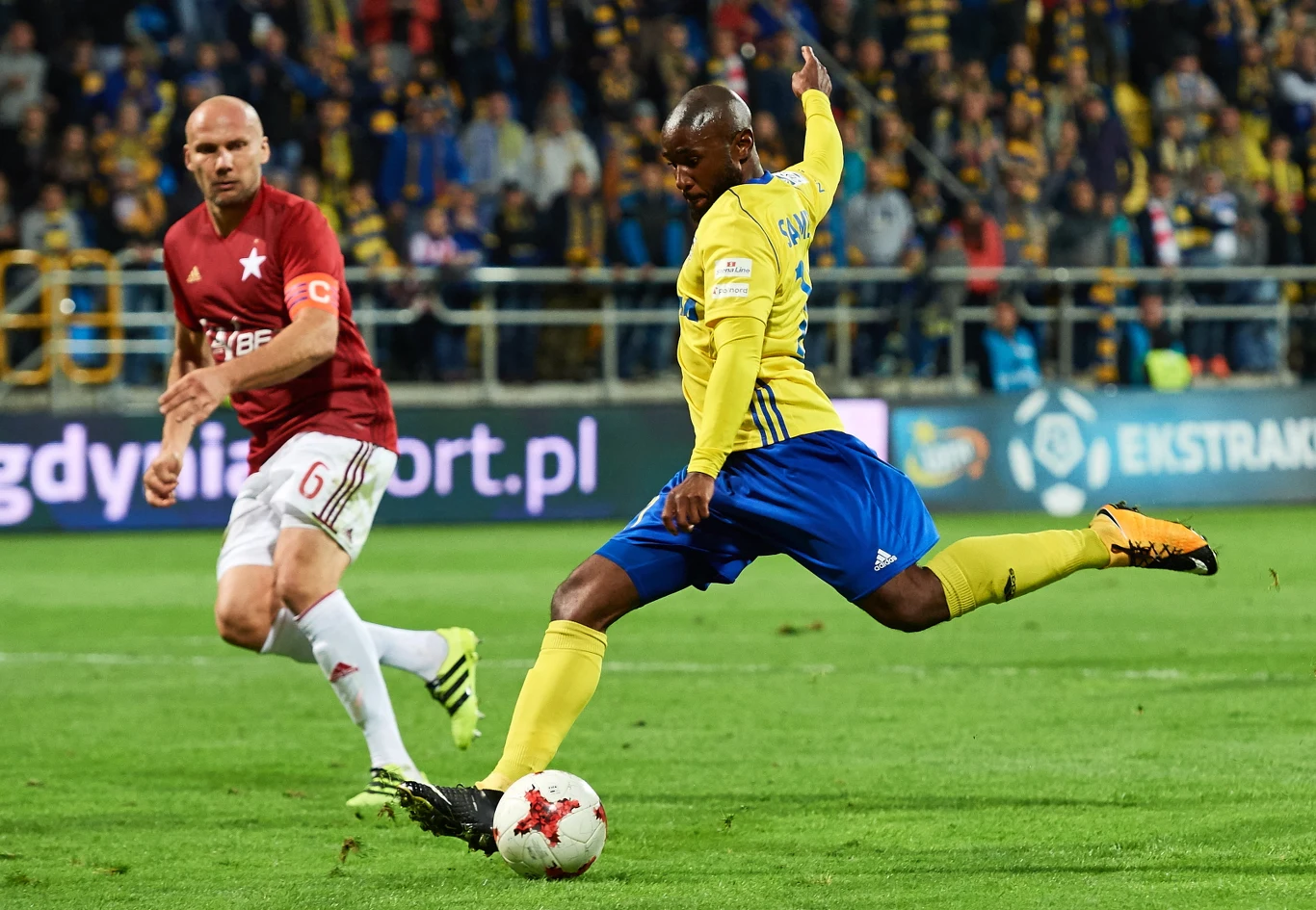 Po emocjonującym meczu Arka Gdynia pokonała 3-1 Wisłę Kraków w ósmej kolejce Ekstraklasy