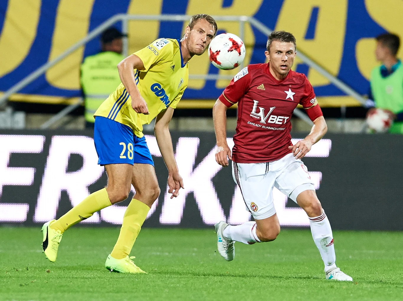 Po emocjonującym meczu Arka Gdynia pokonała 3-1 Wisłę Kraków w ósmej kolejce Ekstraklasy