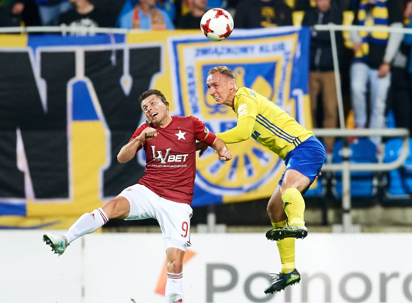 Po emocjonującym meczu Arka Gdynia pokonała 3-1 Wisłę Kraków w ósmej kolejce Ekstraklasy