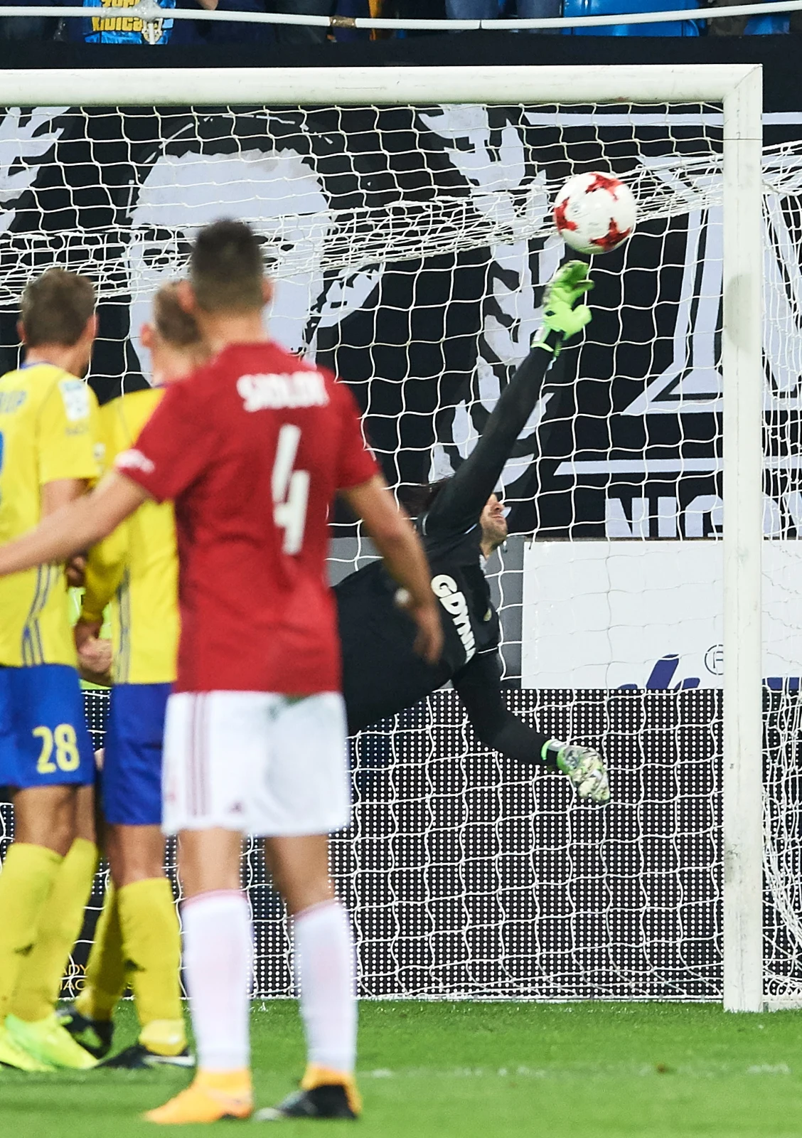 Po emocjonującym meczu Arka Gdynia pokonała 3-1 Wisłę Kraków w ósmej kolejce Ekstraklasy