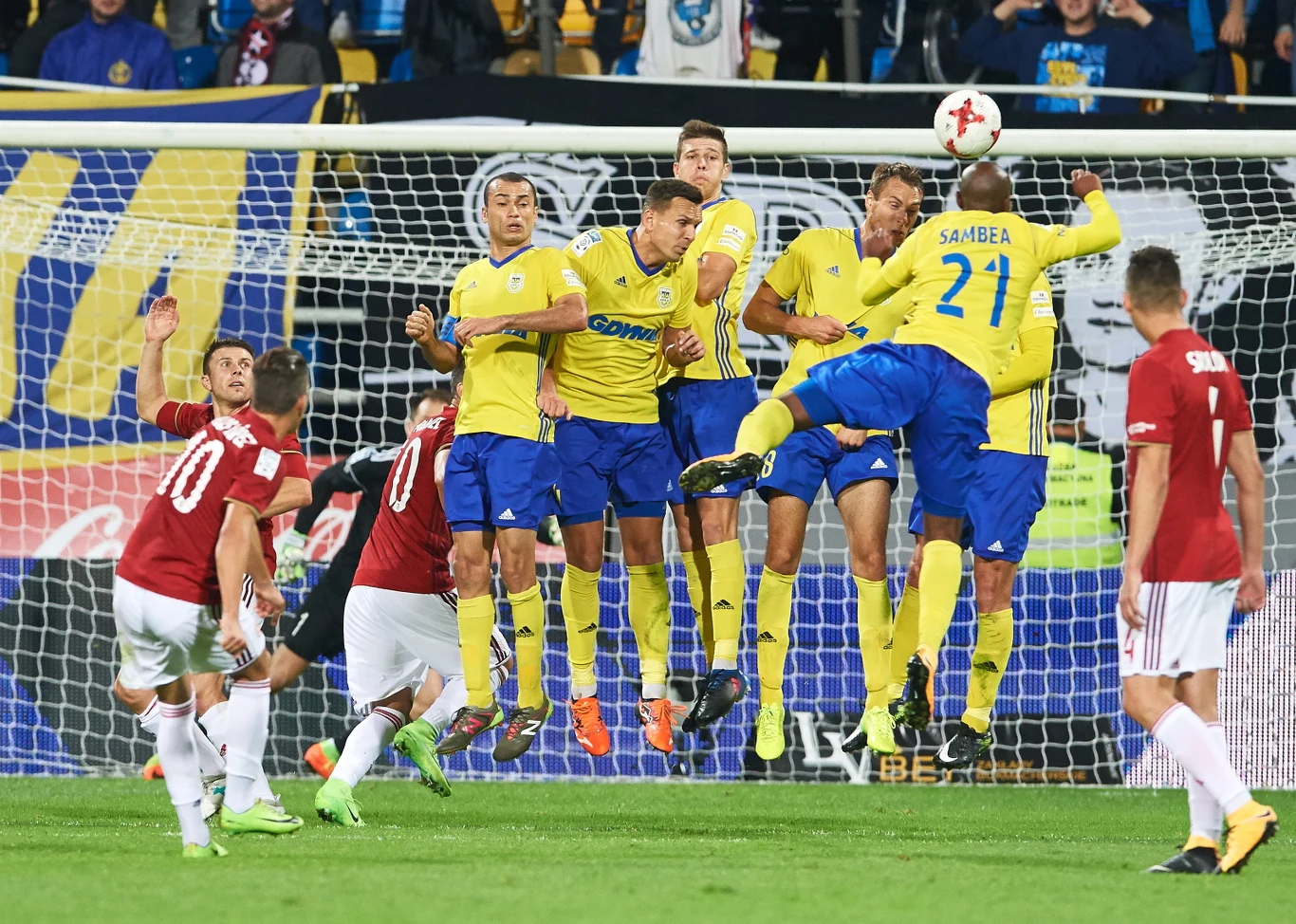 Po emocjonującym meczu Arka Gdynia pokonała 3-1 Wisłę Kraków w ósmej kolejce Ekstraklasy