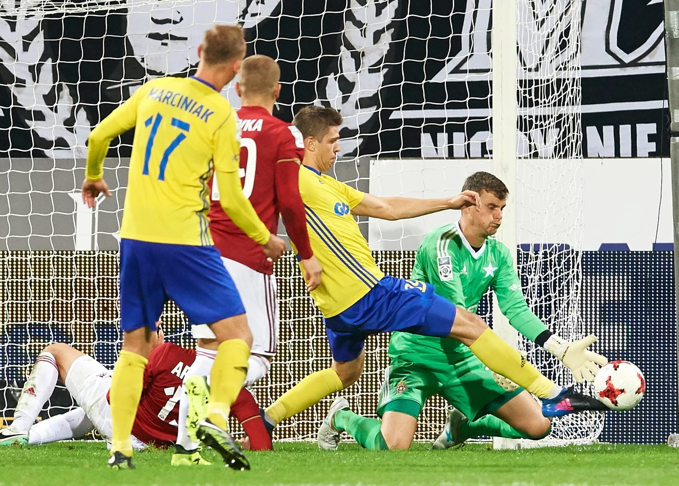 Po emocjonującym meczu Arka Gdynia pokonała 3-1 Wisłę Kraków w ósmej kolejce Ekstraklasy