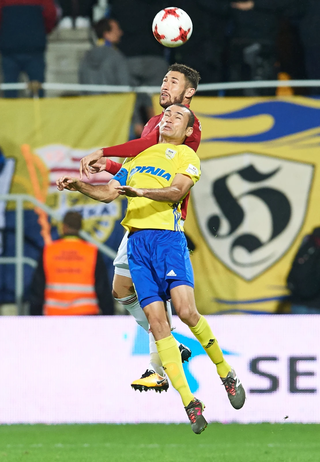 Po emocjonującym meczu Arka Gdynia pokonała 3-1 Wisłę Kraków w ósmej kolejce Ekstraklasy