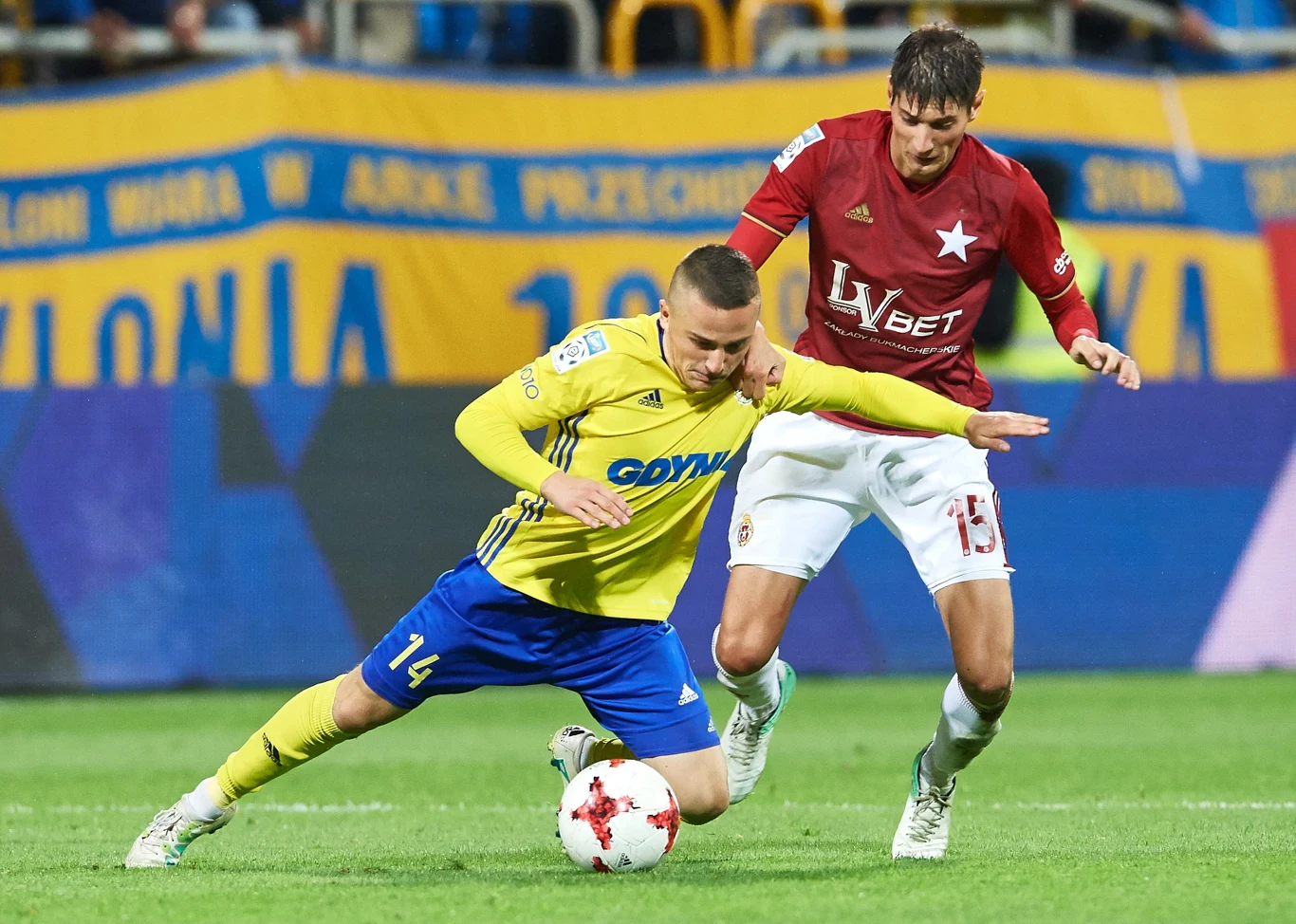 Po emocjonującym meczu Arka Gdynia pokonała 3-1 Wisłę Kraków w ósmej kolejce Ekstraklasy