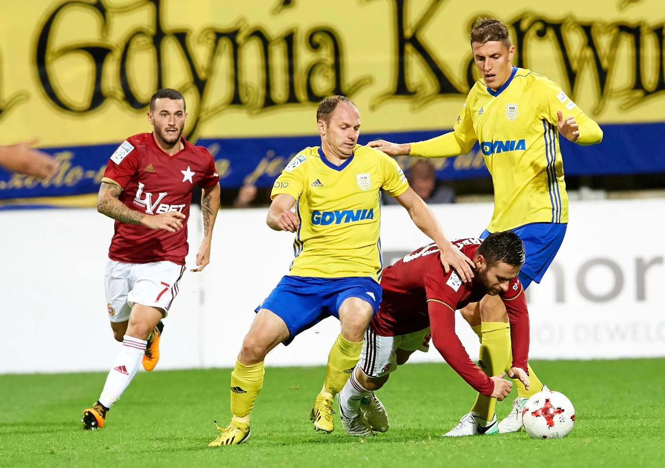 Po emocjonującym meczu Arka Gdynia pokonała 3-1 Wisłę Kraków w ósmej kolejce Ekstraklasy