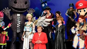 Angela Merkel chętnie pozowała do zdjęć z uczesntikami targów. W tym wypadku grupą coplayerów.